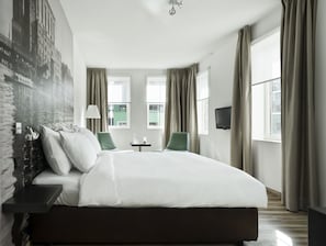 FACTORY Design Room | Couette en duvet d'oie, coffres-forts dans les chambres, bureau