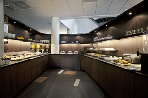 Desayuno buffet diario (EUR 20 por persona)