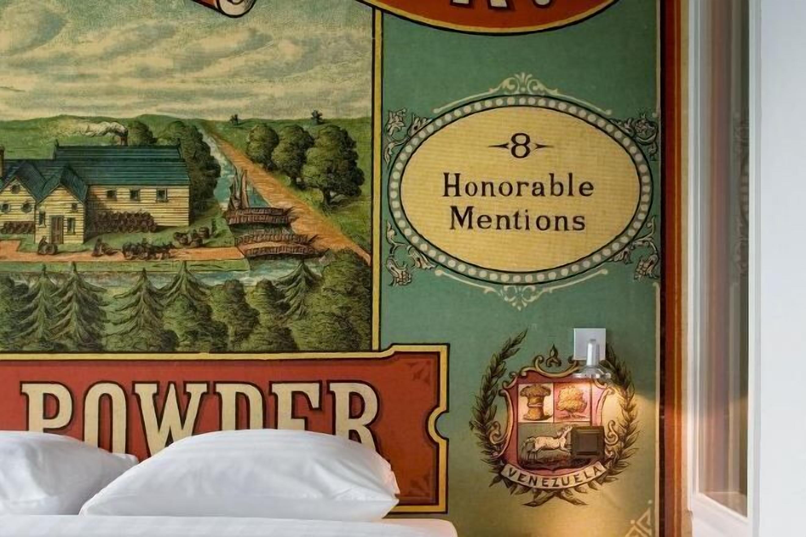 Duntäcken, värdeförvaringsskåp på rummet och skrivbord