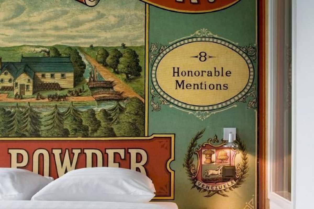 Chăn bông, két bảo mật tại phòng, bàn, màn/rèm cản sáng