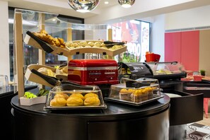 Petit-déjeuner continental (13.28 EUR par personne)