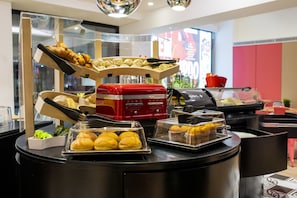 Daily continental breakfast (EUR 13.28 per person)