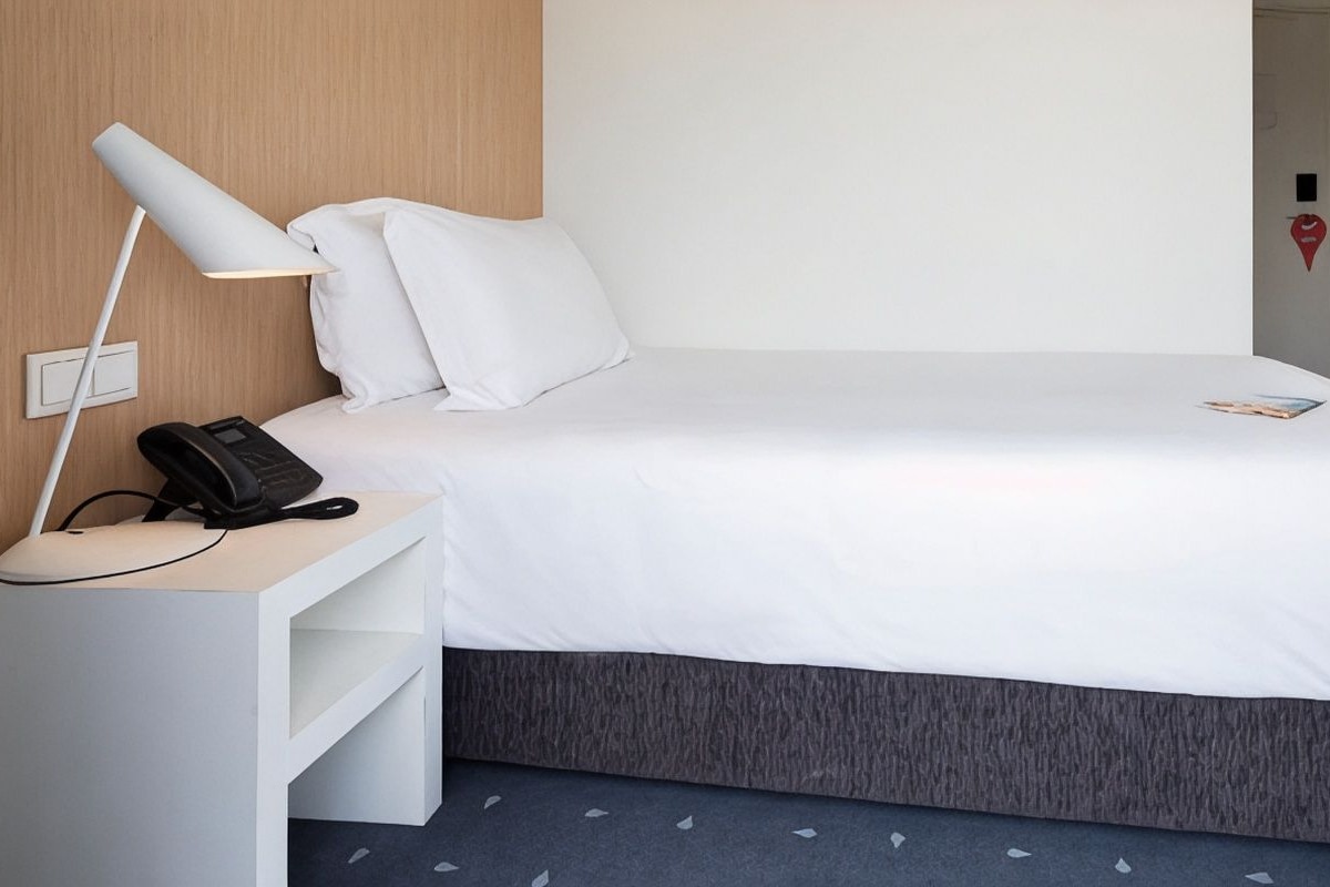 Minibar, safe på rommet, skrivebord og lydisolert
