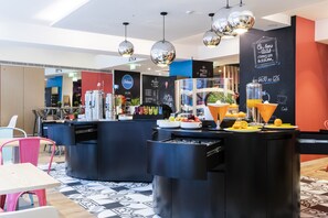 A modern cafe with black bar stools, a central counter with a coffee machine, and a chalkboard menu. - Stay Hotel Coimbra Centro (Coimbra)