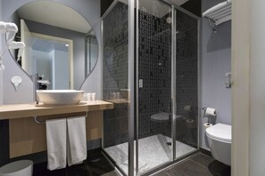 Ensemble douche/baignoire, articles de toilette gratuits, sèche-cheveux