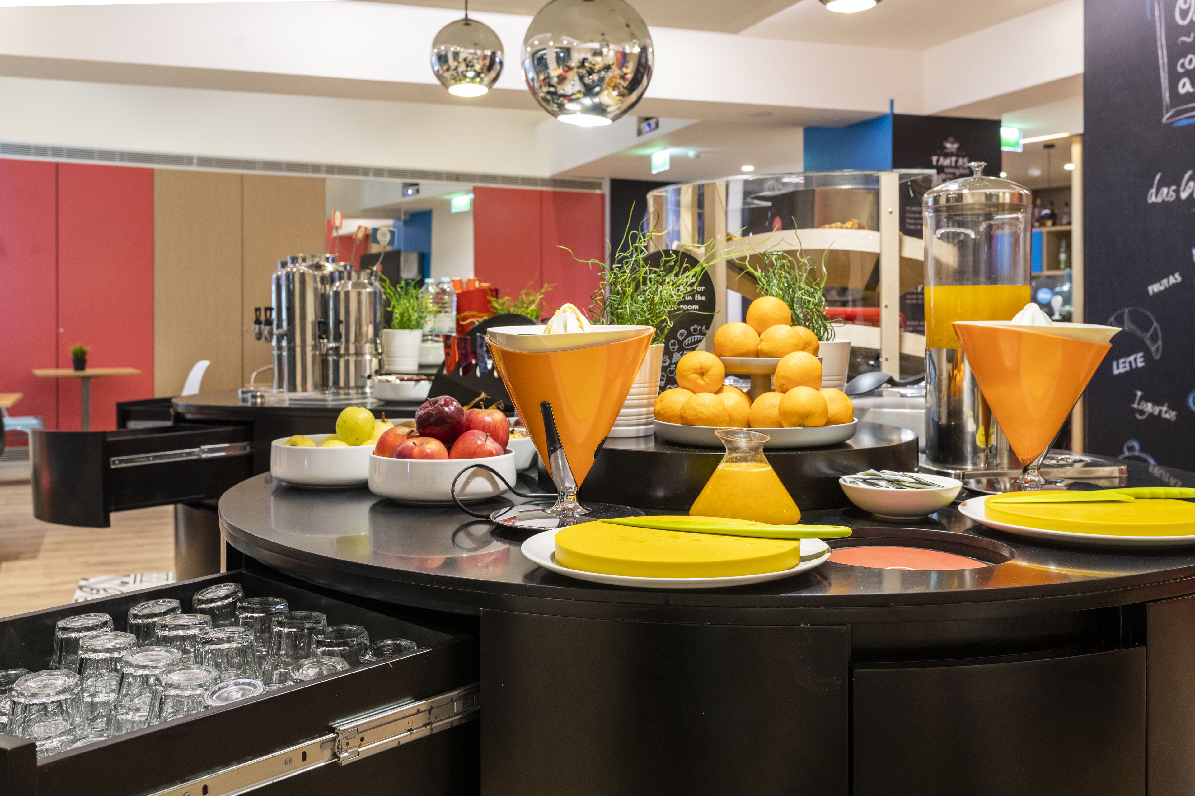 Daily continental breakfast (EUR 13.28 per person)
