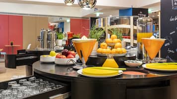 Café da manhã continental todos os dias (EUR 13.28 por pessoa)