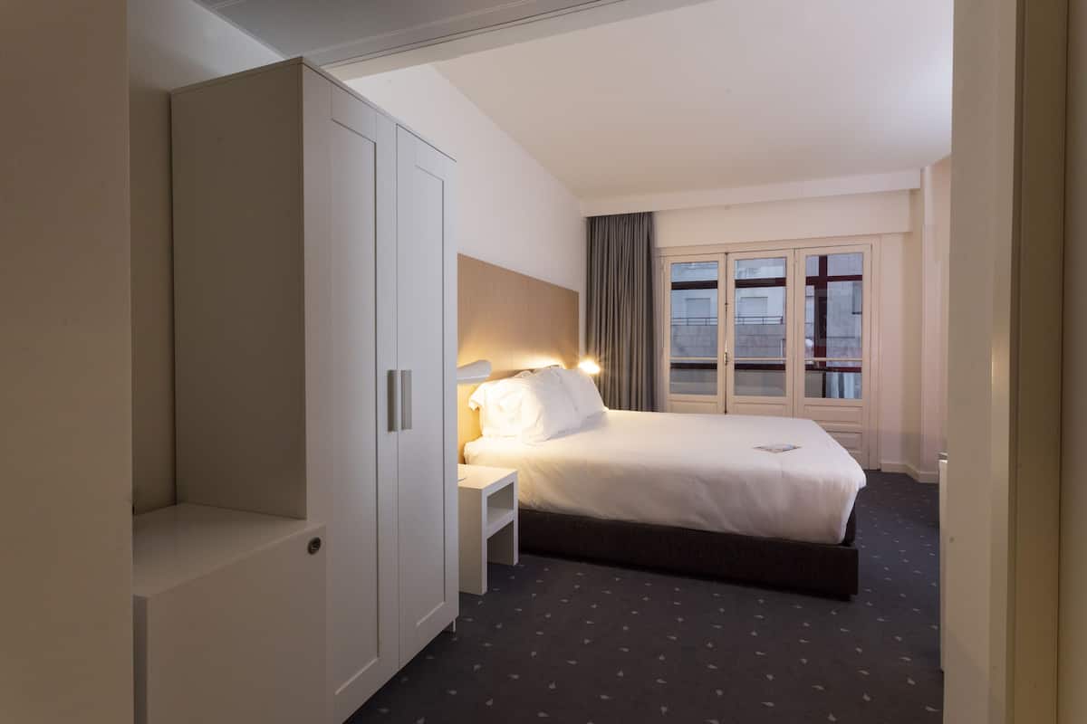 Double Room | Minibar, in-room safe, desk, soundproofing