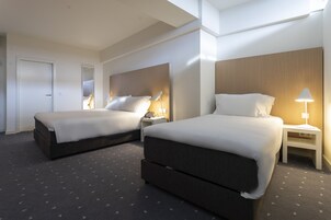 Minibar, caja de seguridad en la habitación y escritorio 