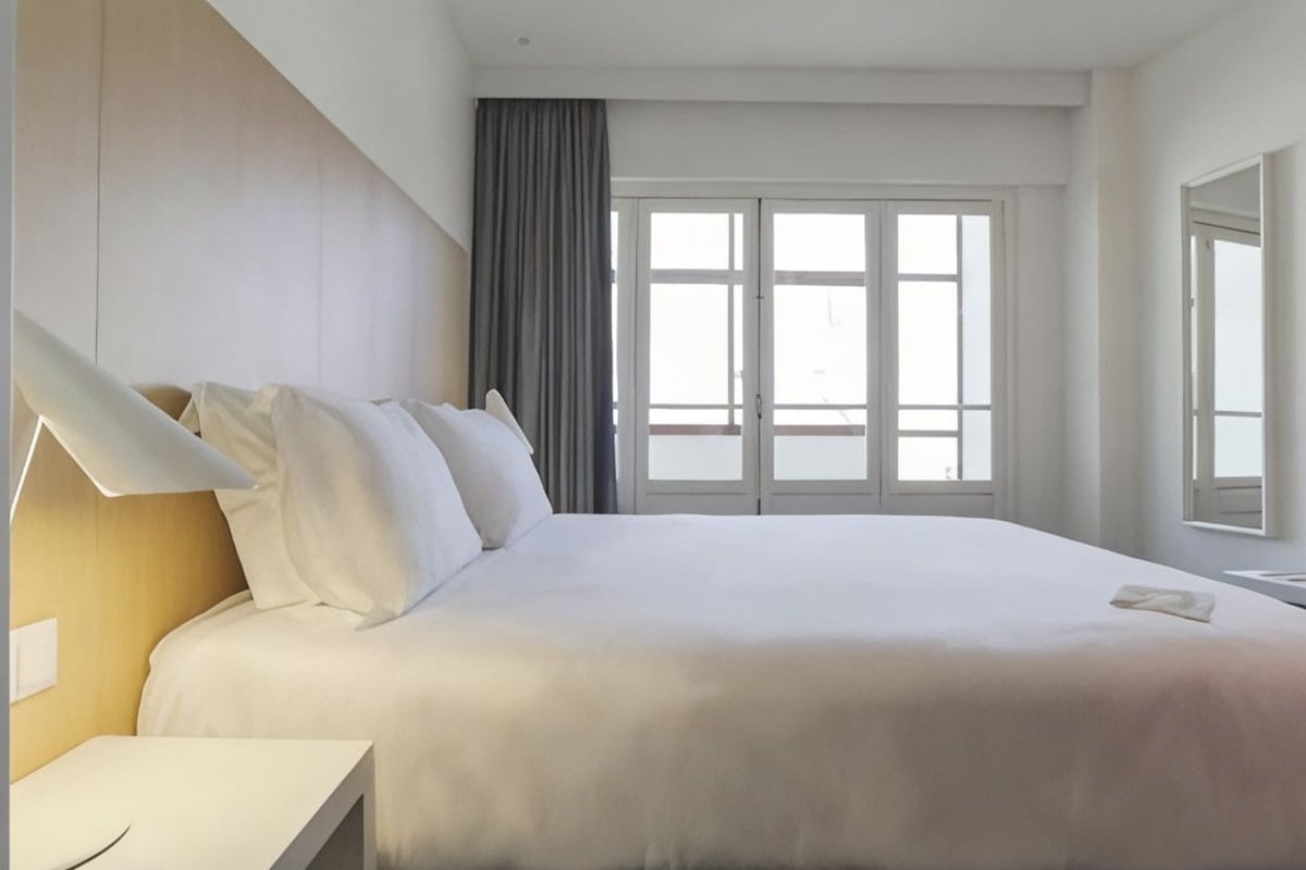 Minibar, safe på rommet, skrivebord og lydisolert