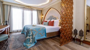 Un dormitorio con una cama grande, un cabecero de madera, un panel decorativo en la pared y un espejo.