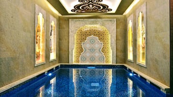 Una piscina cubierta