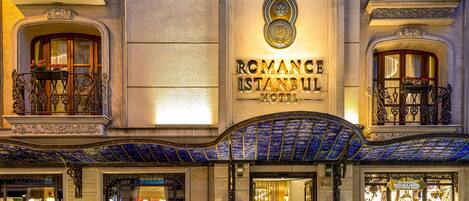 Fassade der Unterkunft – Abend/Nacht