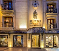 Das äußere Erscheinungsbild des Romance Istanbul Hotels mit aufwendigen Balkonen und einem traditionellen Eingang.