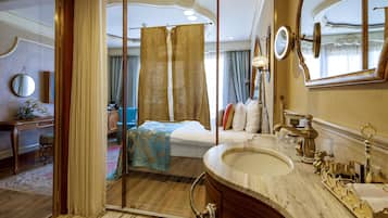 Chambre Luxe, terrasse | Salle de bain | Douche, sĂšche-cheveux, peignoirs, chaussons