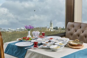 Breakfast, lunch and dinner served  - Seres Hotel (Istanbul)