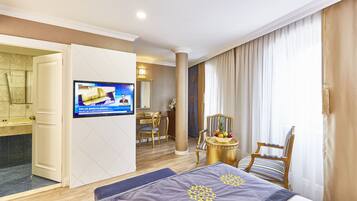 Luxury-Suite | Minibar, Zimmersafe, Verdunkelungsvorhänge, schallisolierte Zimmer