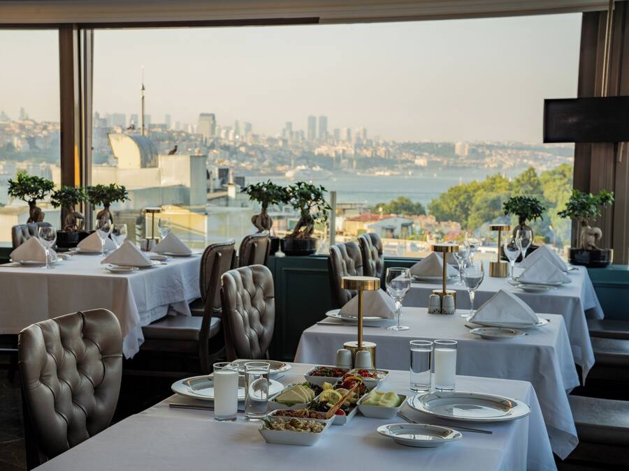 Lunsj og middag serveres