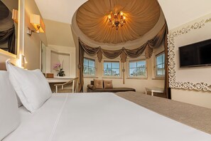 Deluxe Room, 1 Queen Bed | Minibar, in-room safe, blackout drapes, iron/ironing board - Hotel Yasmak Sultan (Istanbul)
