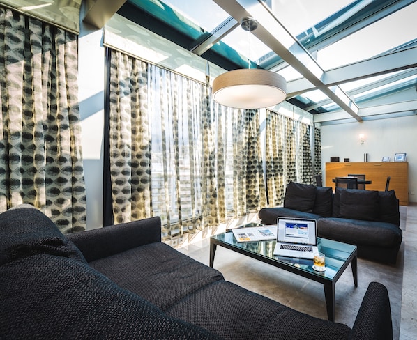 Executive-Suite | Wohnzimmer | 32-Zoll-LCD-Fernseher mit Satellitenempfang, Fernseher