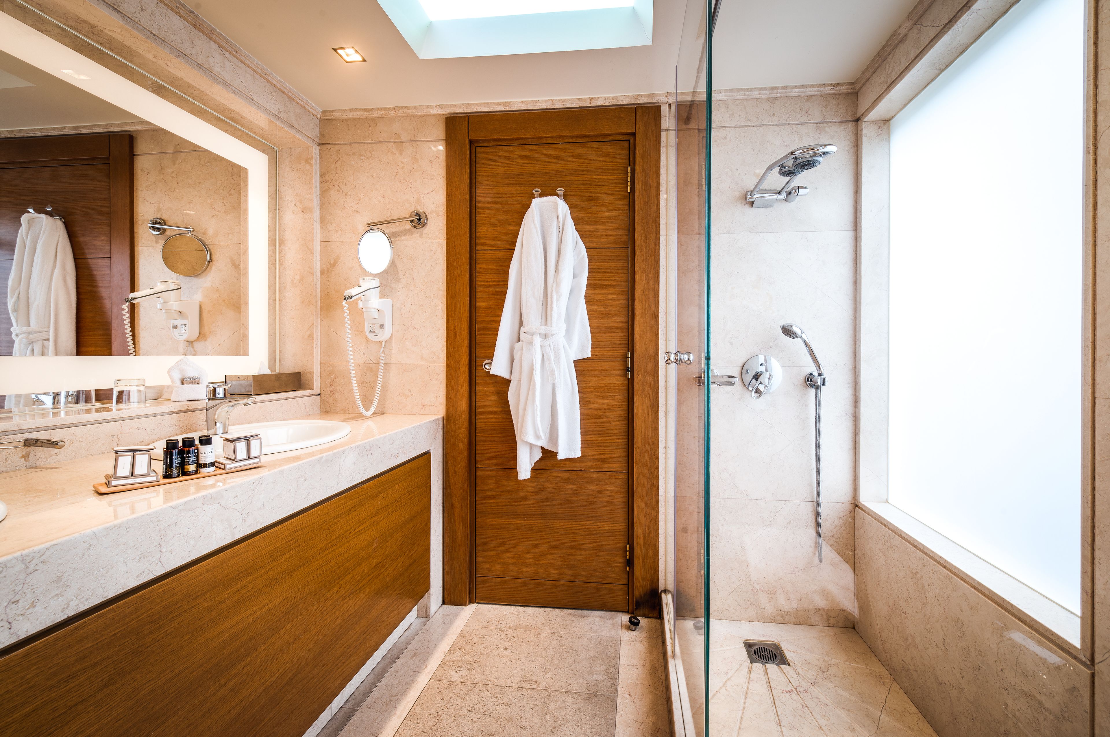 executive suite | bathroom | free toiletries, hair dryer, bathrobes, slippers