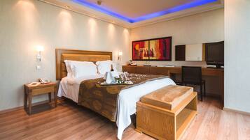 Executive Suite | In-room safe, desk, blackout curtains, soundproofing