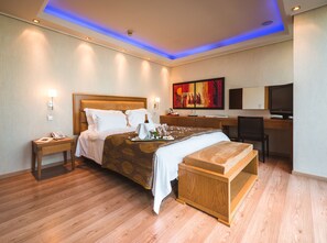 Executive-Suite | Zimmersafe, Schreibtisch, Verdunkelungsvorhänge, schallisolierte Zimmer