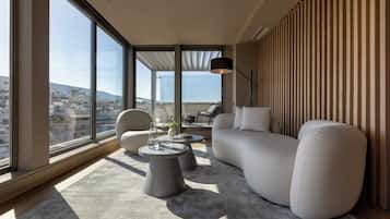 Executive Suite | In-room safe, desk, blackout drapes, soundproofing