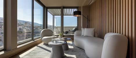 Executive Suite | In-room safe, desk, blackout drapes, soundproofing