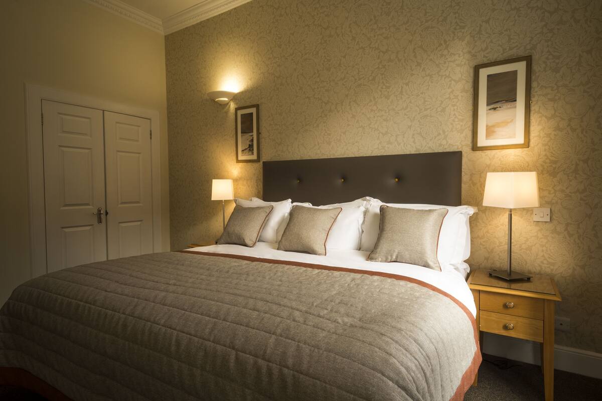 ملاءات للفراش لا تسبب الحساسية وخزنة داخل الغرفة وطراز فريد لكل وحدة