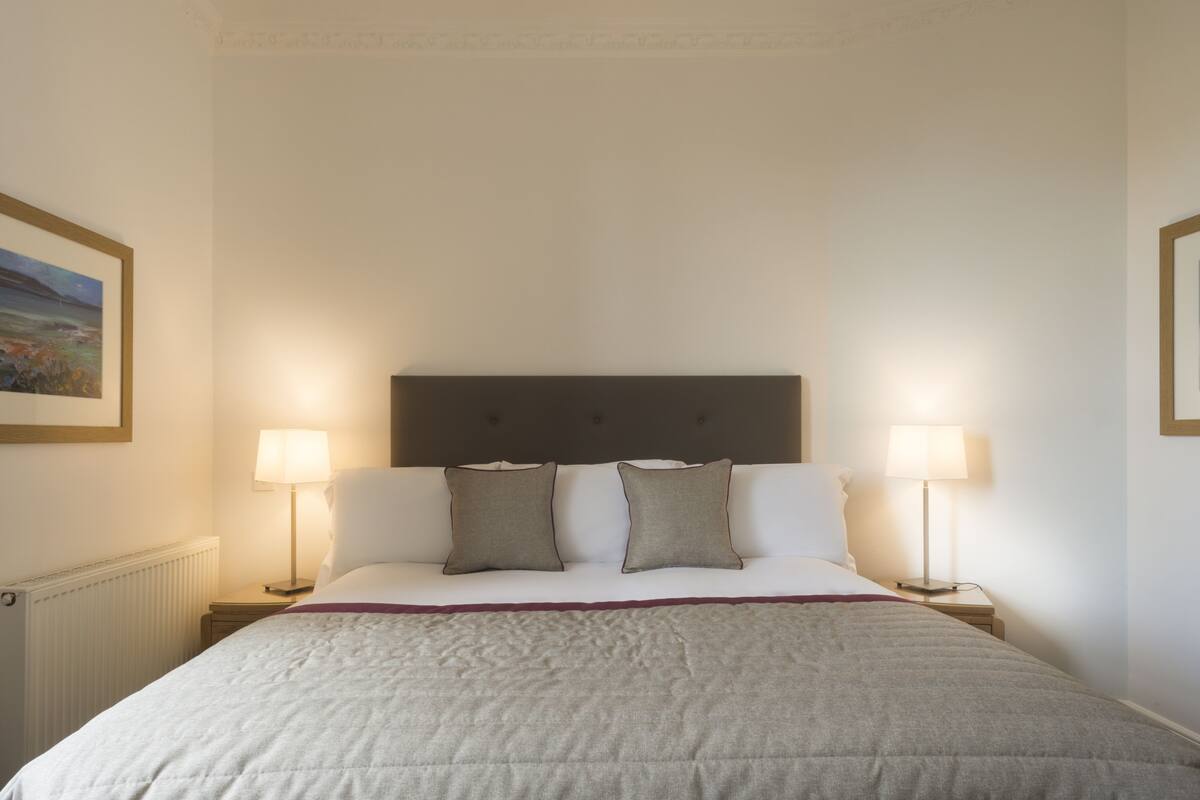 ملاءات للفراش لا تسبب الحساسية وخزنة داخل الغرفة وطراز فريد لكل وحدة