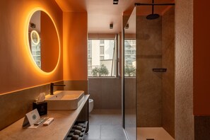 Executive-Doppel- oder -Zweibettzimmer | Badezimmer | Dusche, Regendusche, kostenlose Toilettenartikel, Haartrockner