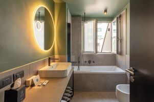이그제큐티브 더블룸 또는 트윈룸 | 욕실 | 레인폴 샤워기, 친환경 세면용품, 헤어드라이어, 슬리퍼