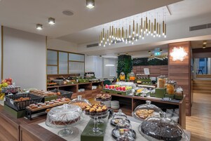 Een buffet met diverse gerechten en een modern interieur.