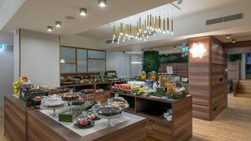 Una cucina moderna con mobili in legno, un'isola centrale con diversi alimenti e un lampadario.