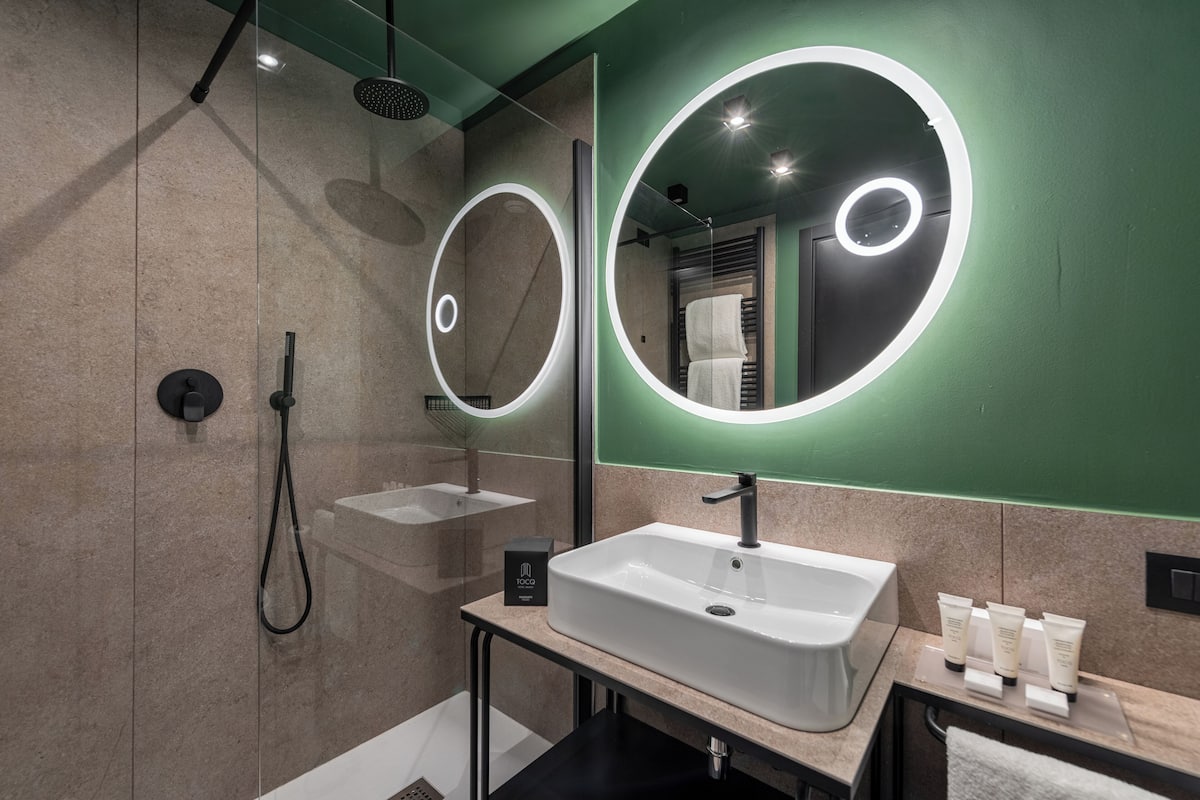 Junior vierpersoonskamer | Badkamer | Een douche, een regendouche, gratis toiletartikelen, een haardroger