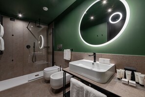 Shower, rainfall showerhead, free toiletries, hair dryer - Hotel Tocq (Milan)