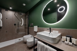 Duş, geniş duş başlığı, ücretsiz banyo/kozmetik ürünleri