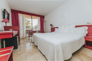 Minibar, caja de seguridad en la habitación y escritorio