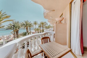 A balcony with a view of the beach, palm trees, and the sea. - Cleopatra Palace Hotel (Arona)