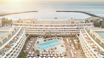 Udendørs pool, parasoller, liggestole