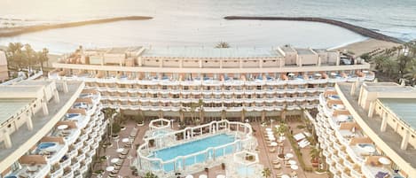 Outdoor pool, pool umbrellas, sun loungers