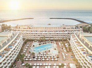 Outdoor pool, pool umbrellas, sun loungers