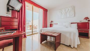 Een minibar, een kluis op de kamer, een bureau, een laptopwerkplek