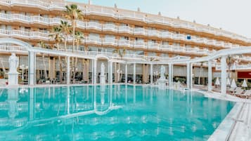 Piscina all'aperto, ombrelloni da piscina, lettini