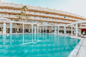 Piscine extérieure, parasols de plage, chaises longues