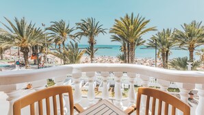 A balcony with a view of a beach, palm trees, and a clear sky. - Cleopatra Palace Hotel (Arona)