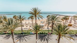 A beach with palm trees, umbrellas, and a clear sky. - Cleopatra Palace Hotel (Arona)
