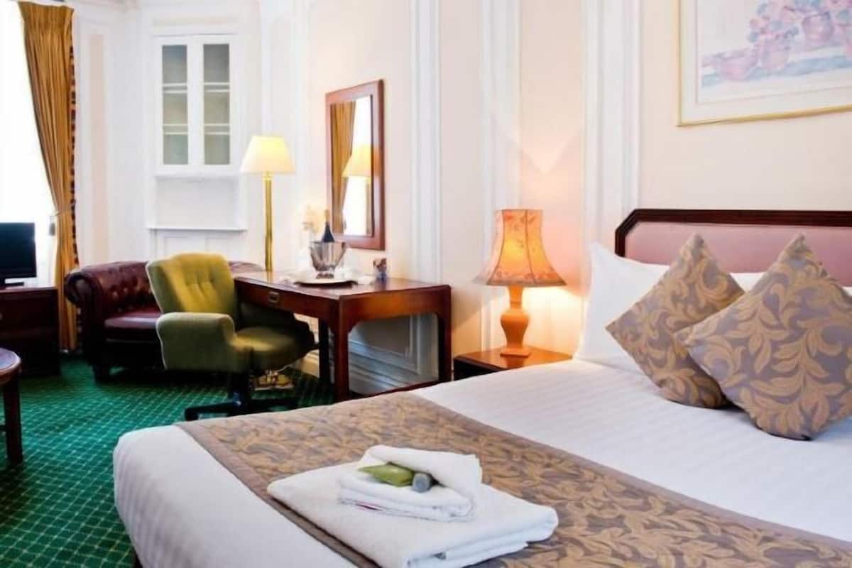 1 bedroom, in-room safe, desk, blackout curtains