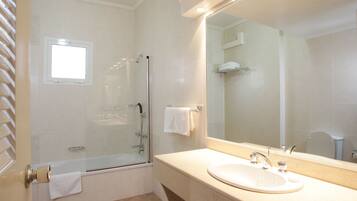 Junior Suite, 1 Bedroom | Bathroom